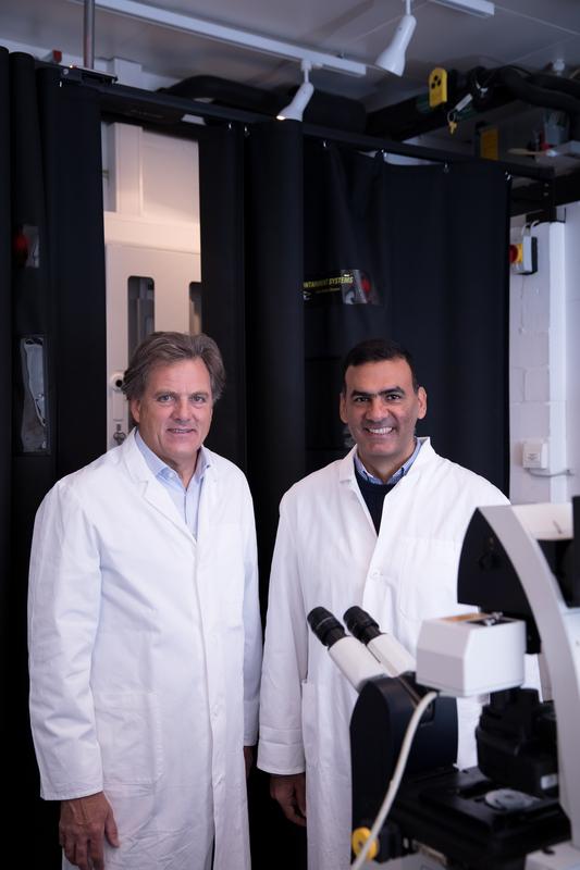 Samir El-Mashtoly (rechts) und Klaus Gerwert im Labor an der Ruhr-Universität Bochum