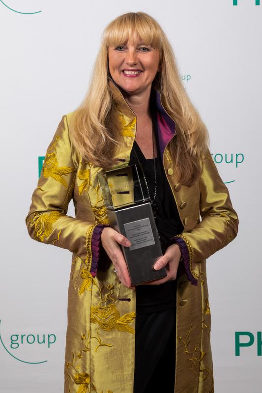 Prof. Dr. Dagmar Fischer von der Universität Jena mit ihrer Trophäe.