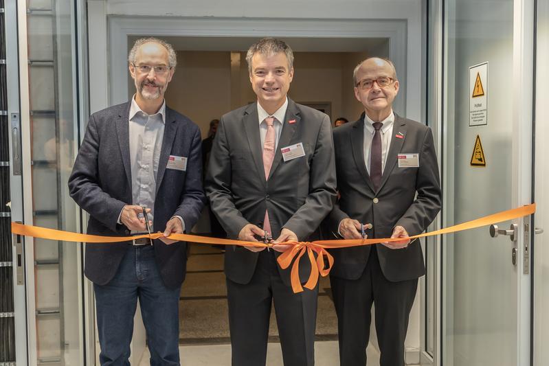 Prof. Michael Kurrat (elenia), Prof. Bernd Engel (elenia) und Prof. Ulrich Reimers (Vizepräsident) zerschneiden das Eröffnungsband zur Einweihung der "elenia energy labs" an der TU Braunschweig. 