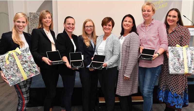 v.l.n.r.: Kira Nordmann, Sophia von Rundstedt (2. Preisträgerin), Eva Reiter (3.Platz), Prof. Dr. Nadine Kammerlander, Katja Hillenbrand (1.Platz), Claudia Rankers, Verena Moser und Karina Wilde