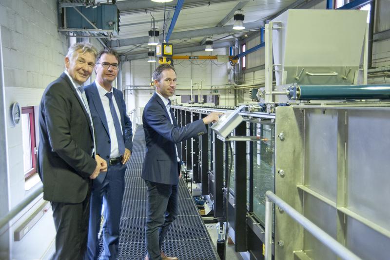 Gemeinsam mit Hochschulpräsident Prof. Dr. Jürgen Bock (links) und Dekan Prof. Dr. Stephan Löring startete Laborleiter Prof. Dr. Mudersbach (rechts) den Betrieb der neuen Strömungsrinne. 