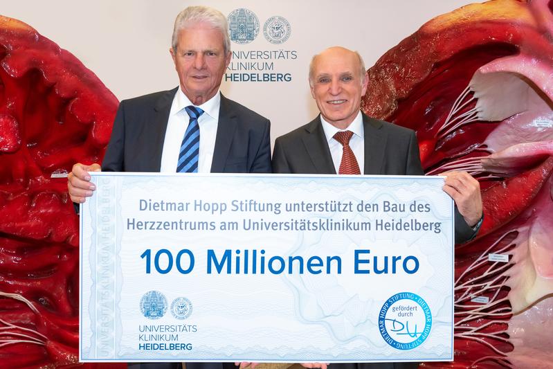 Stifter Dietmar Hopp und Prof. Dr. Hugo Katus, Ärztlicher Direktor der Klinik für Kardiologie, Angiologie und Pneumologie und Zentrumssprecher Innere Medizin.