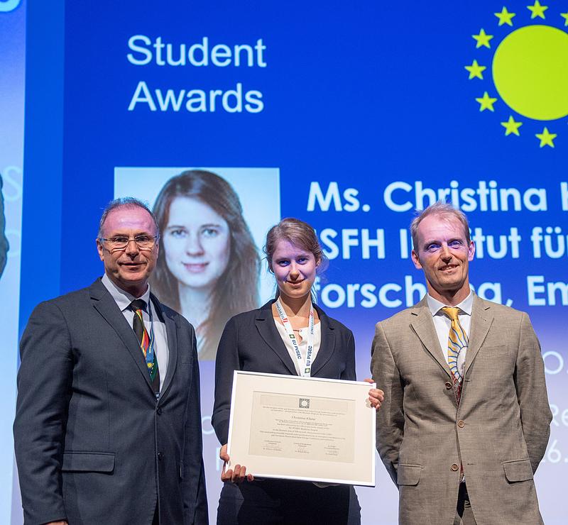 Christina Klamt (Mitte) bekommt von Dr. Pierre Verlinden (links) und Dr. Robert Kenny (rechts) den EU PVSEC Student Award 2018 verliehen.
