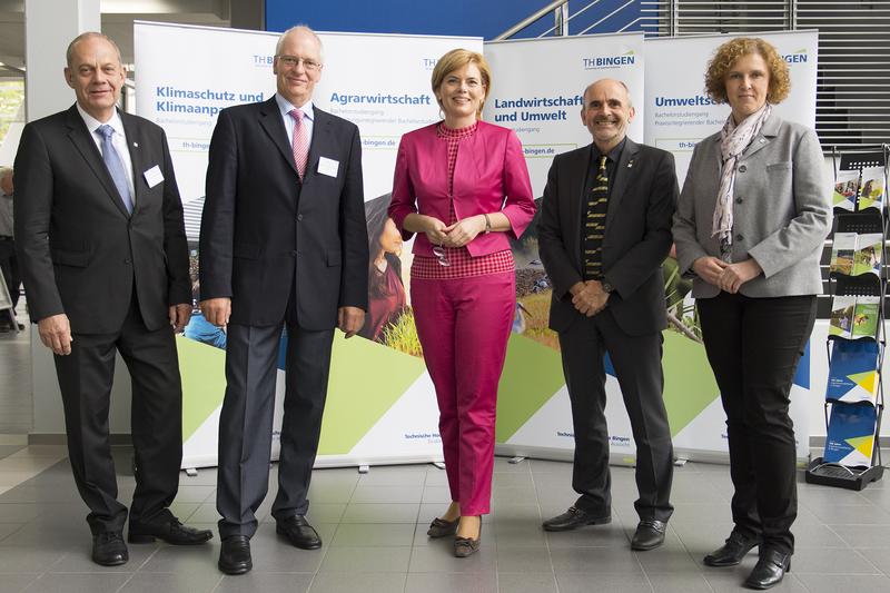 Bundeslandwirtschaftsministerin Klöckner auf dem Agrartag der TH Bingen (v.l.n.r: Dekan des Fachbereichs 1, Prof. Dr. Clemens Wollny, Prof. Dr. Thomas Rademacher, Bundeslandwirtschaftsminist