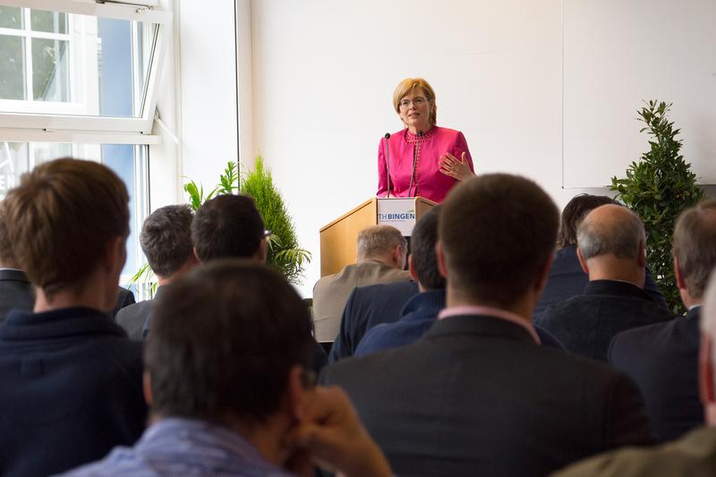 Bundeslandwirtschaftsministerin Julia Klöckner spricht auf dem Agrartag der TH Bingen.