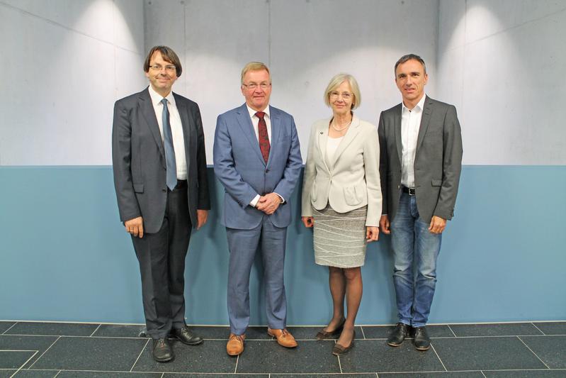 Im Bild v.l.n.r.: Prof. Dr. Markus Zimmermann, Staatssekretär Andreas Westerfellhaus, Prof. Dr. Anne Friedrichs und Prof. Dr. Sven Dieterich.