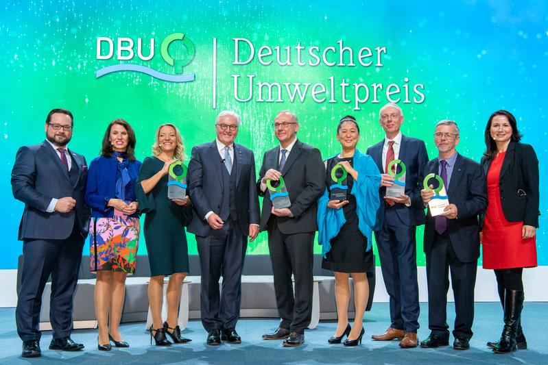 Die Umweltpreisträger 2018 mit Bundespräsident Frank-Walter Steinmeier, DBU-Vertretern und Ministerin Siegesmund