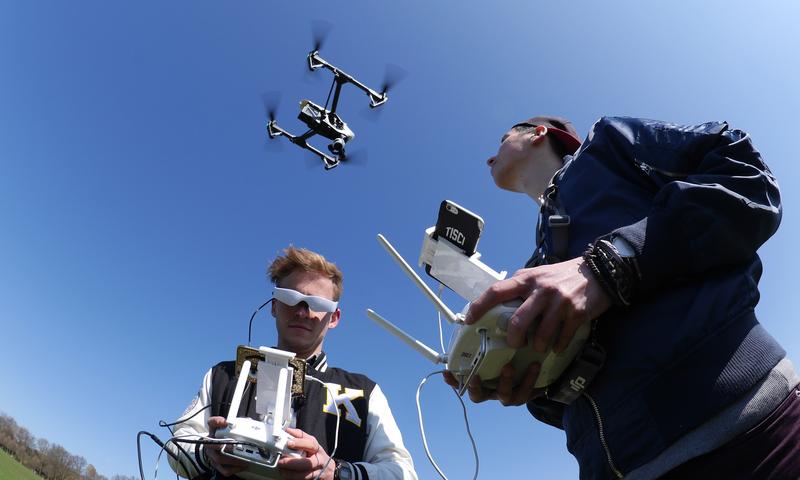 Studierende der Hochschule Macromedia beim Lehrprojekt mit Drohnen. Weitere innovative Videotechnologien beim BMBF-geförderten Verbundprojekt "Student Crowd Research" sind VR und 360°-Videos. 