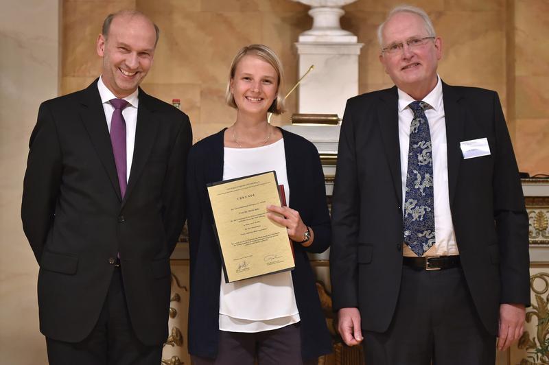Akademischer Preis des Universitätsbundes Göttingen: Prof. Dr. Arnulf Quadt, Dr. Merle Behr und Prof. Dr. Hans Hofsäss (von links).