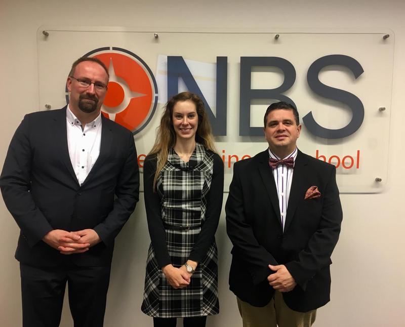 Prof. Dr. André Röhl (Studiengangleiter Sicherheitsmanagement) mit Tina Herbert und Marc Petersen (Kanzler NBS Hochschule) 