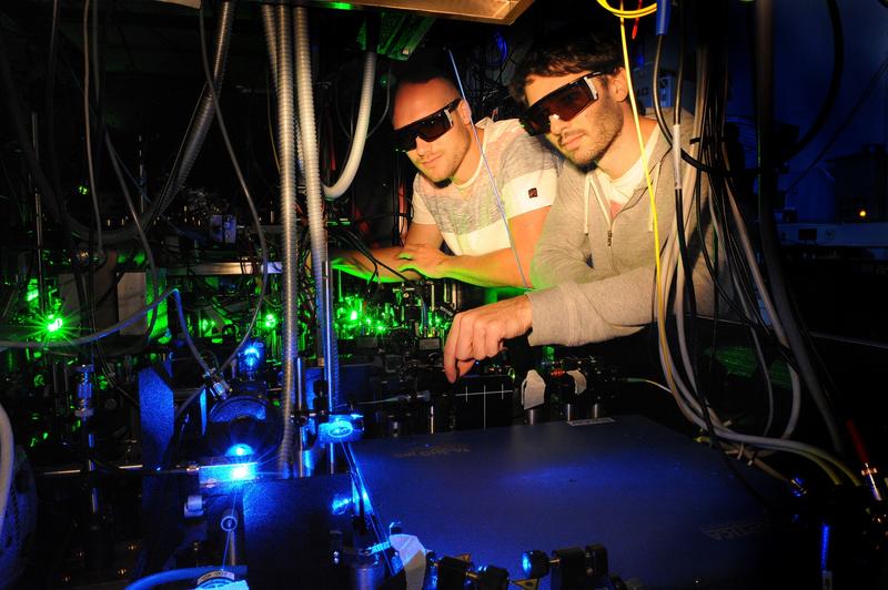 Steffen Schmidt-Eberle mit Kollege Thomas Stolz bei der Arbeit im Labor: Am Max-Planck-Institut für Quantenoptik erforschen sie Grundlagen für zukünftige Quantentechnologien.