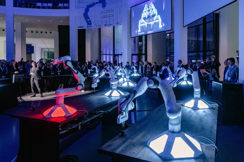 Roboterdemonstration zum vernetzten maschinellen Lernen bei der Eröffnung der MSRM der TUM in der Pinakothek der Moderne.