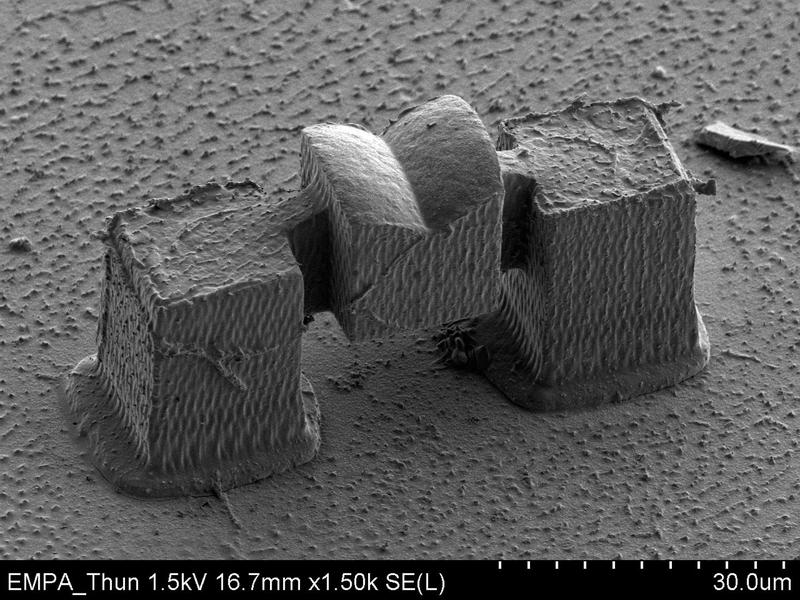 Den Forschern gelang es auch, Brücken und Säulen aus massivem Nickel herzustellen, die nur wenige Mikrometer gross sind.