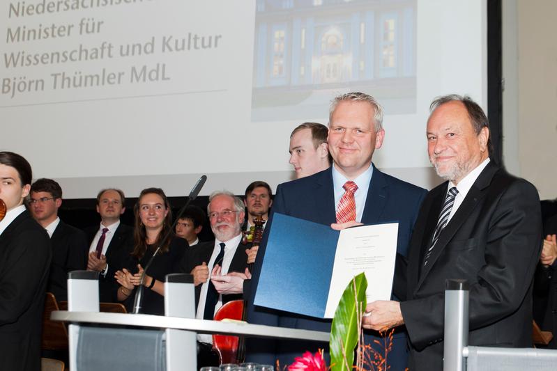 Niedersachsens Wissenschaftsminister Björn Thümler übergibt Professor Thomas Hanschke (rechts) die Ernennungsurkunde zum China-Beauftragten.