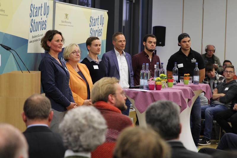 Wissenschaftsministerin Theresia Bauer (2.v.l.) in der Podiumsdiskussion mit Prof. Dr. Cornelia Gretz, Gastprofessorin Entrepreneurship an der Hochschule Biberach (l.), und Gründern.