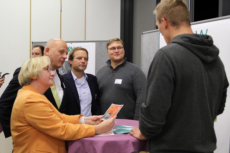 Wissenschaftsministerin Theresia Bauer nahm sich viel Zeit für die Präsentationen der Start-ups. Hier im Gespräch mit Verantwortlichen des Projekts H.O.M.E. der Hochschule Ravensburg-Weingarten.