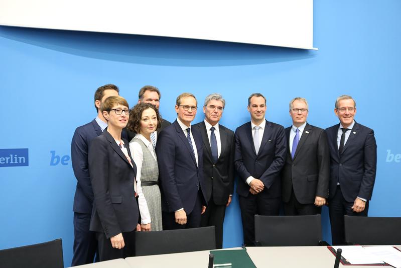Der Regierende Bürgermeister von Berlin, Michael Müller (3.v.l.), Siemens-Chef Joe Kaeser (4.v.l.), BAM-Präsident Prof. Dr. Ulrich Panne (2.v.r.) und die weiteren Partner