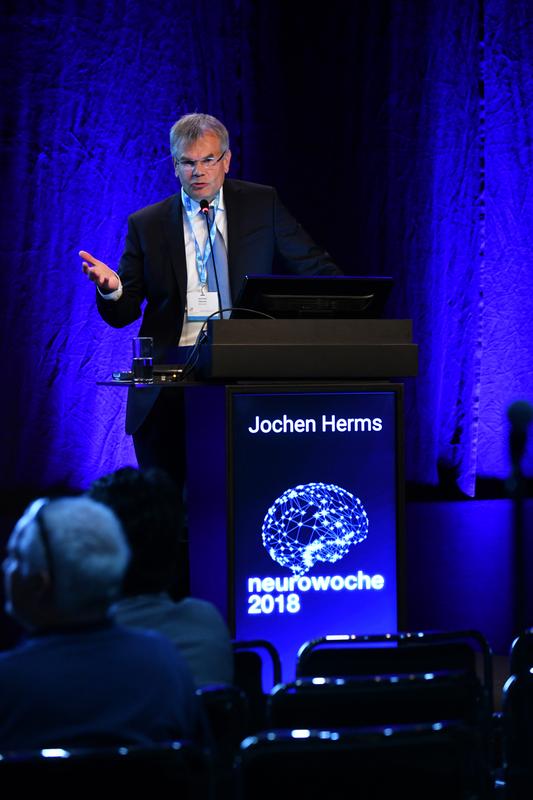 Professor Jochen Herms erklärte die Rolle der Mikrogliazellen bei neurologischen Erkrankungen