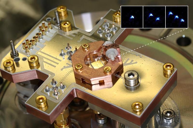 Prototyp-einer Ionenfalle mit integrierter Mikrowellentechnologie; die kleinen zeigen einzelne Beryllium-Ionen als Quanten-Bits in der Ionenfalle