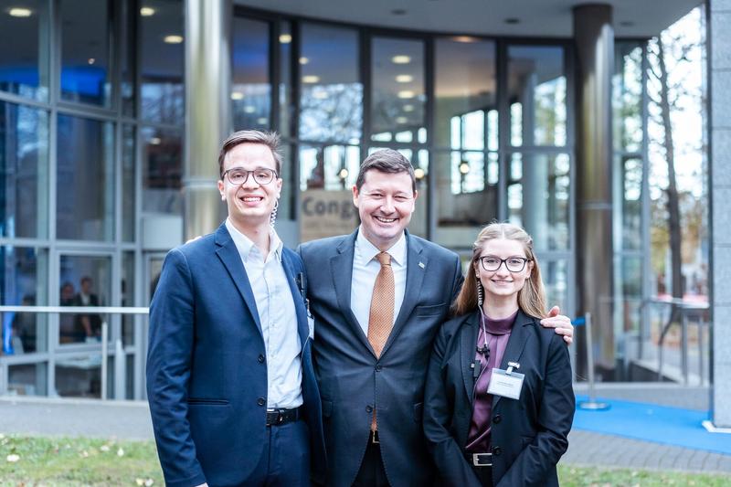 Prof. Dr. Martin Selmayr (Mi.), Generalsekretär der Europäischen Kommission, mit den studentischen Organisatoren Luca Manns (li.) und Caroline Abdul-Malak (re.).