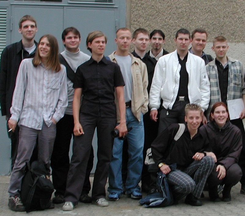 In Berlin sind sie die allerersten: 12 junge Mikrotechnologinnen und Mikrotechnologen starten jetzt ins Berufsleben.