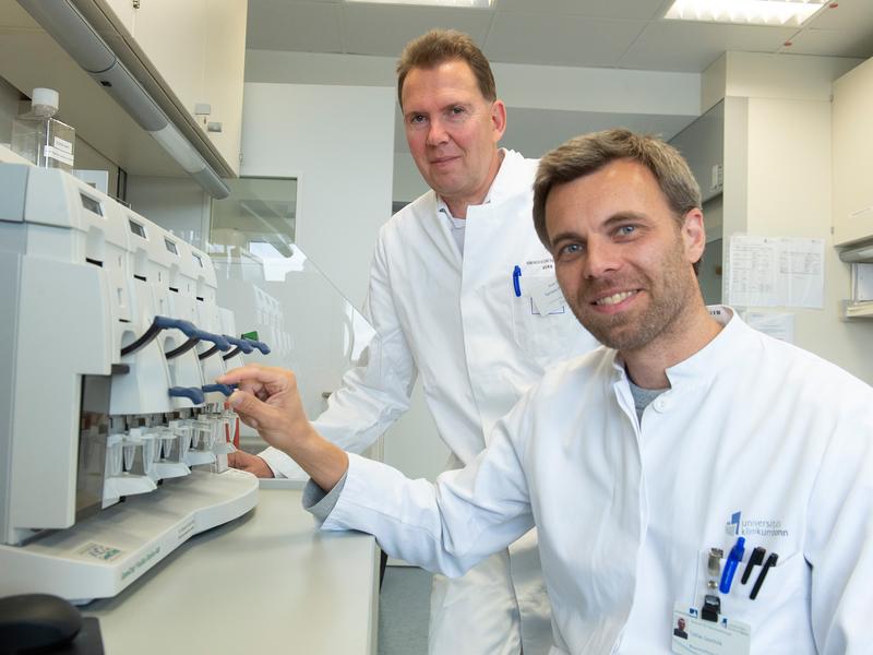 Im Labor: Prof. Dr. Torsten Pietsch (links) und Dr. Tobias Goschzik (rechts) vom Institut für Neuropathologie der Universität Bonn. 