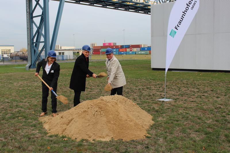 Uwe Schumann, bhss Architekten, Hans-Joachim Hennings, Ministerium für Wirtschaft, Wissenschaft und Digitalisierung des Landes Sachsen-Anhalt, und Peter Michel, Fraunhofer IMWS, beim Spatenstich.