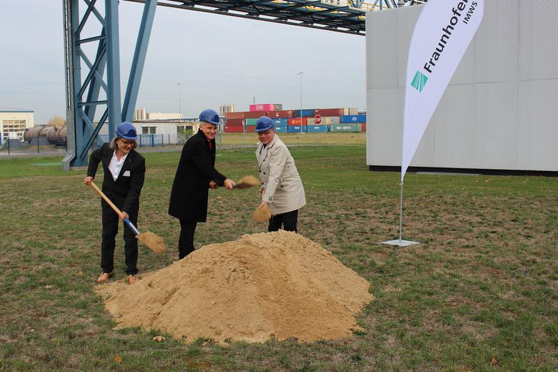 Uwe Schumann, bhss Architekten, Hans-Joachim Hennings, Ministry of Economics, Science and Digitization of the State of Saxony-Anhalt, and Peter Michel, Fraunhofer IMWS at the groundbreaking ceremony.