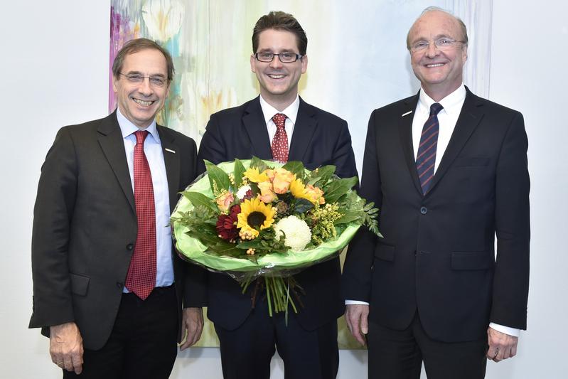 Univ.-Prof. Dr. Norbert Pfeiffer (l.) und Univ.-Prof. Dr. Ulrich Förstermann (r.), Vorstandsmitglieder der Universitätsmedizin Mainz, begrüßen Univ.-Prof. Dr. Dr. Michael Schmeißer