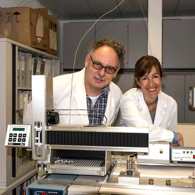 Norbert Heeb und Maria Muñoz in ihrem Labor an der Empa.