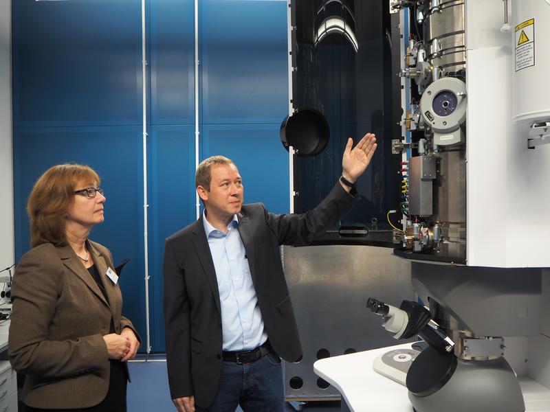 Prof. Gerhard Dehm, Direktor am Max-Planck-Institut für Eisenforschung, erklärt Susanne Schneider-Salomon, Ministerium für Kultur und Wissenschaft, wie Transmissionselektronenmikroskopie funktioniert