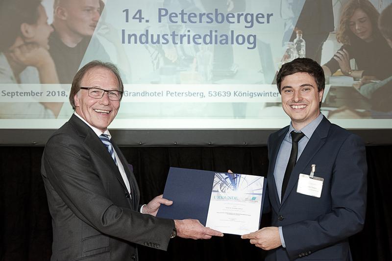  Jochen Kortmann (links im Bild), Kurator der Stiftung Industrieforschung, überreicht Dr. Alexander Tobisch (rechts im Bild) den ersten Preis der Stiftung Industrieforschung 2018.