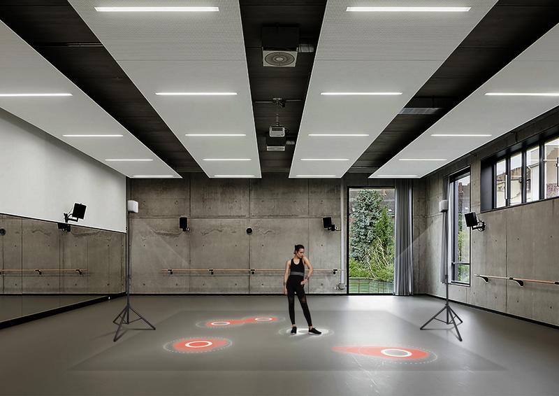 Eine Beamerprojektion auf dem Boden markiert die Standpunkte der anderen Ensemblemitglieder. Farbe, Form und Symbole der Projektionsflächen signalisieren die Interaktionen der anderen Tänzer.