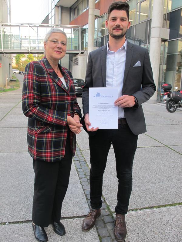Marius Mersinger erhielt den Absolventenpreis des Fördervereins der Frankfurt UAS aus der Hand von dessen Vorsitzender Petra Rossbrey.