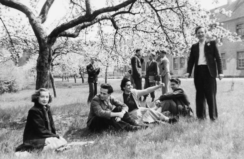 Foto aus den Anfängen der Universität: Frühjahr 1948: Studierende in Homburg. 