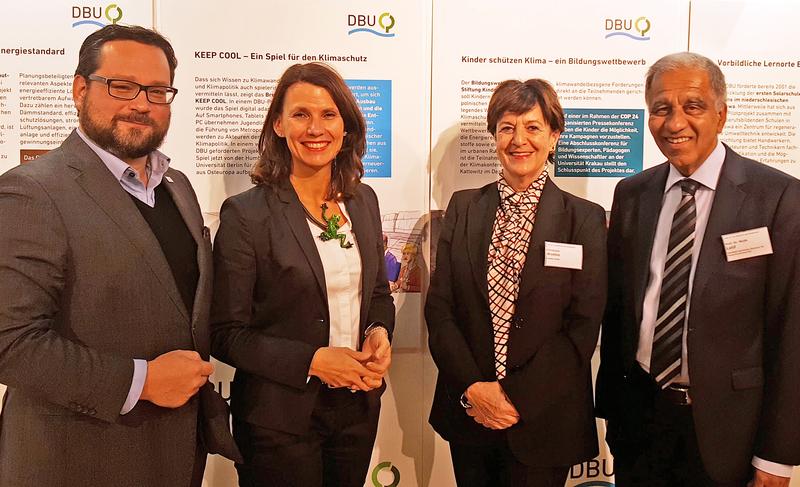 Bei einem parlamentarischen Abends gestern in Berlin stellten Klimaforscher Prof. Dr. Mojib Latif (r.) und DBU-Generalsekretär Alexander Bonde die DBU-Fachinfo "Klimaschutz" vor.