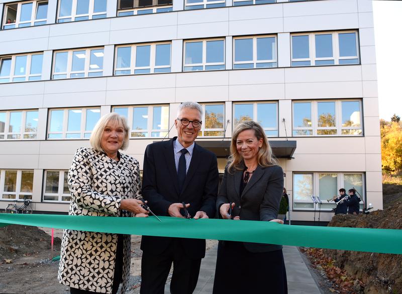 Kanzler Dr. Stephan Becker, Dr. Sandra Scheermesser vom MKW (r.) und Karin Schrader von der Stadt haben das Gebäude Z offiziell eingeweiht.  