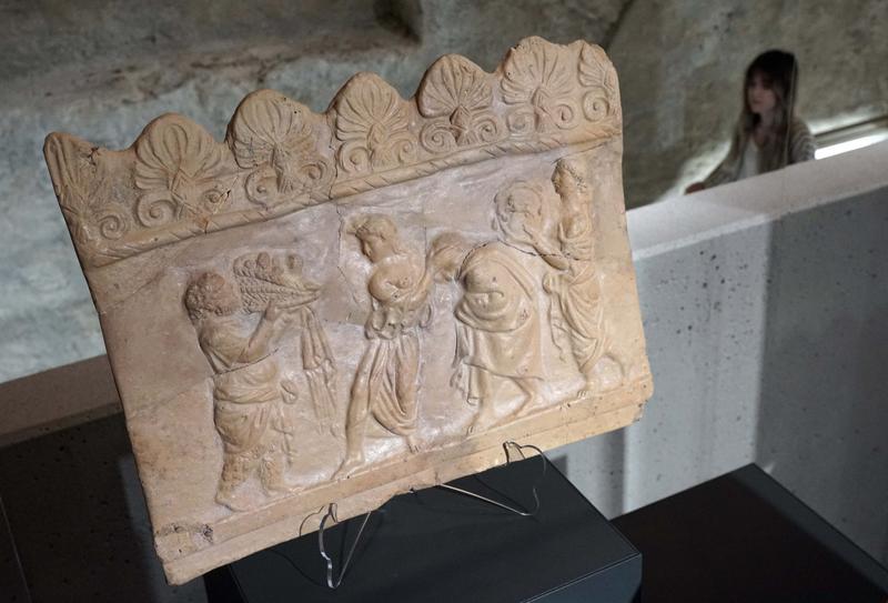 In der Ausstellung wird ein sogenanntes „Campana-Relief“ gezeigt - eine Schmuckplatte aus Ton. 