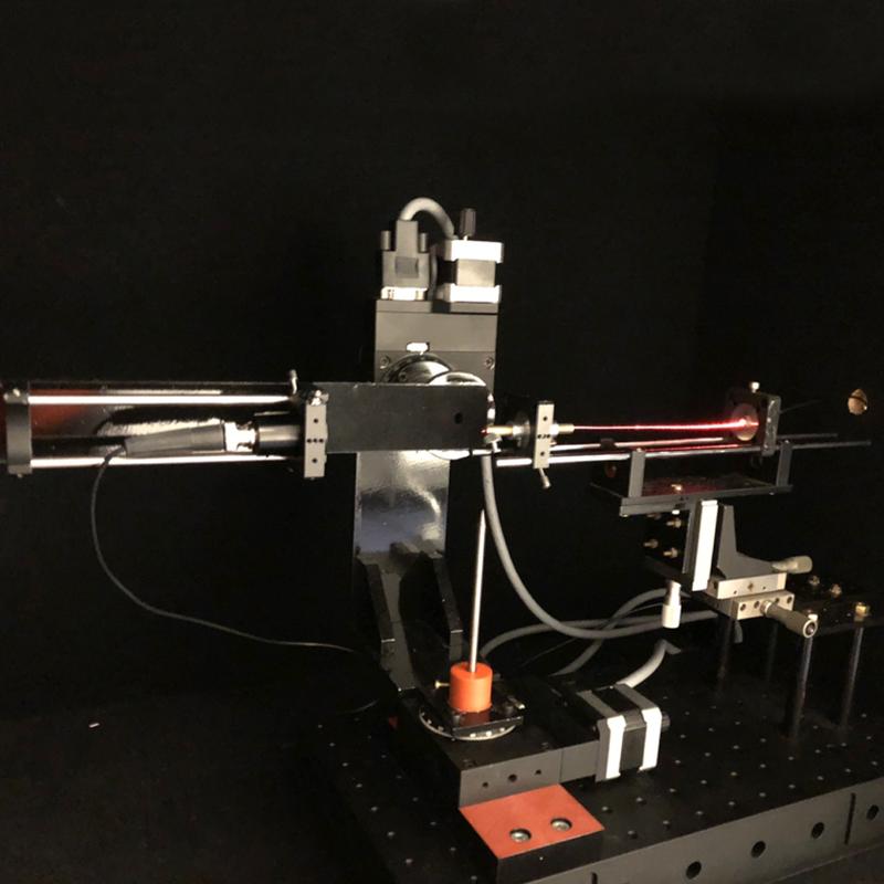 Messaufbau für die Abstrahlung der Faser mit rotem Licht.