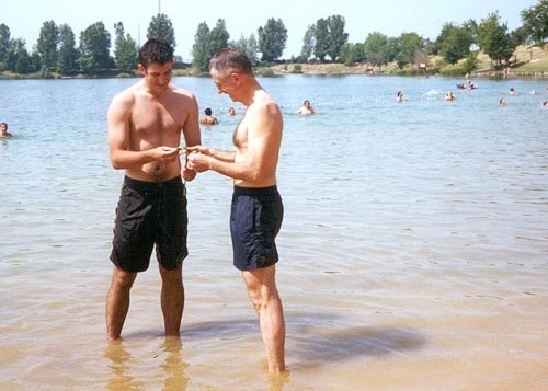 Wasserpflanzenuntersuchung am Nordstrand (li. Jannie Putter, re. Prof. Müller)