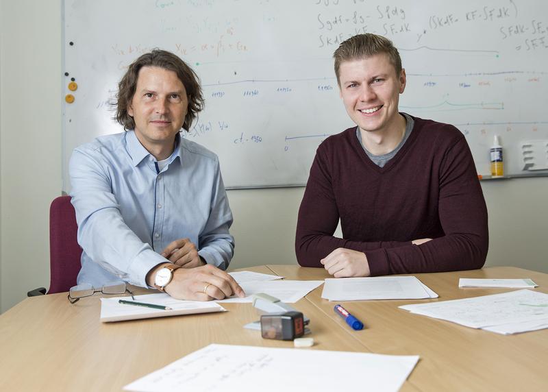 Professor Rafael Weißbach (links) und Mathematiker Lucas Radloff diskutieren über Methoden der Analyse von großen Datenmengen.