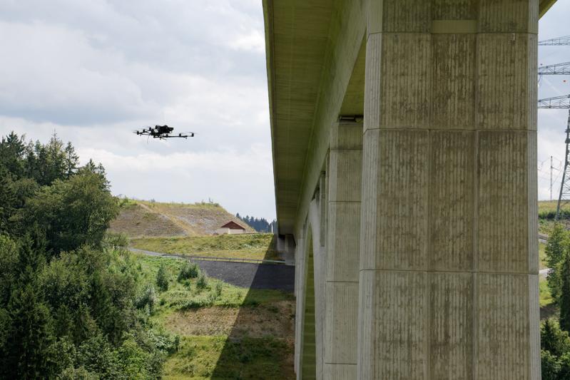 Mithilfe sogenannter »Unmanned Aircraft Systems« können die Wissenschaftler der Bauhaus-Universität Weimar Bauwerke systematisch auf ihren Zustand untersuchen.