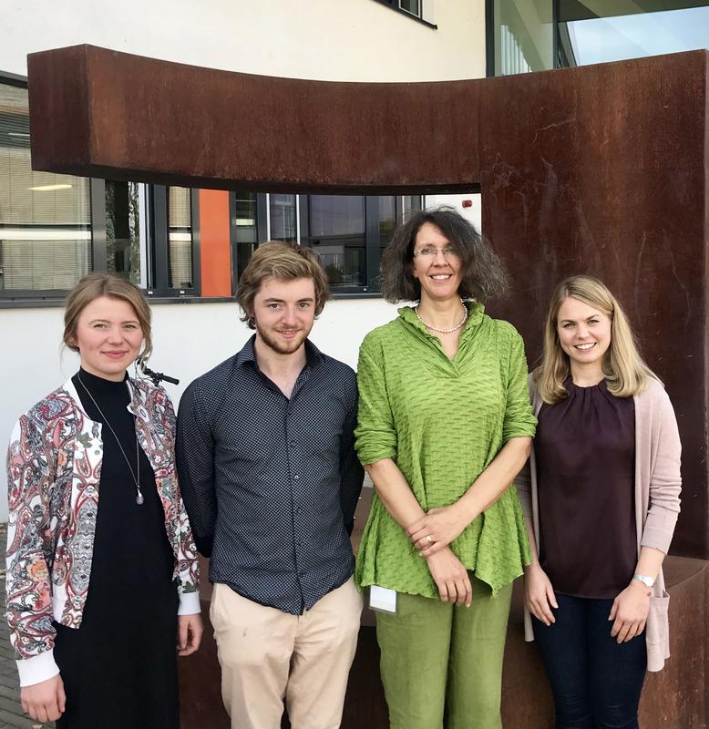 Valentina Nartschenko, Sebastian Kurten, Professorin Paula Bleckmann sowie Saskia Wedel (von links) haben das Forschungsprojekt gestartet.