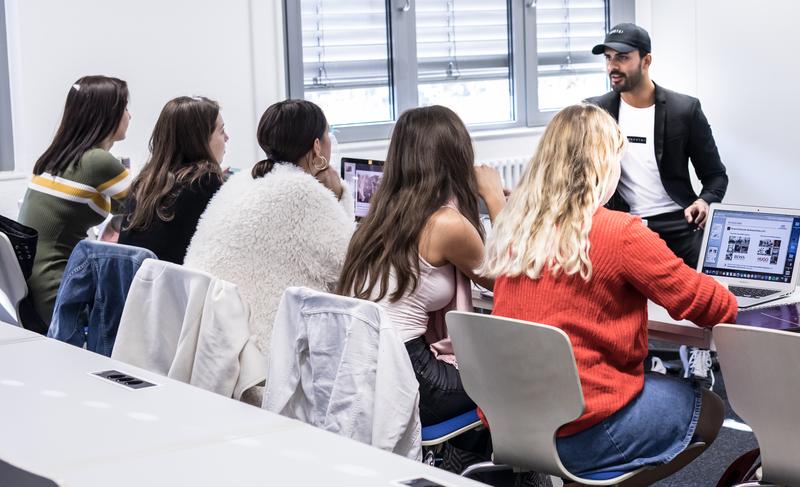 Rafy Ahmed mit den Studierenden