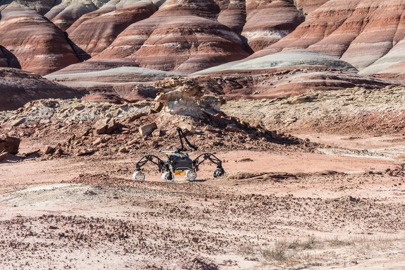 Als robotische Testplattform dient in Marokko der hybride Schreit- und Fahrrover SherpaTT des DFKI. 