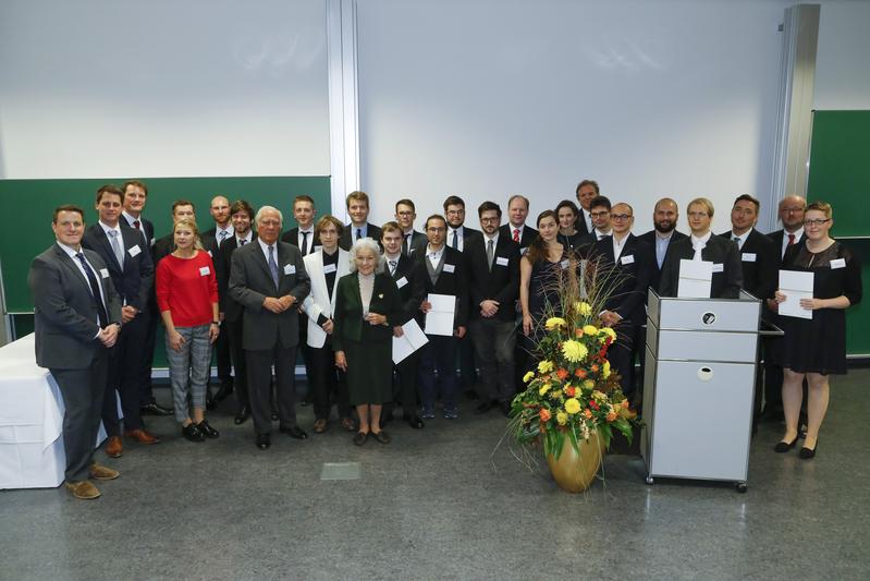 Verleihung der „Excellence Awards“ der Stiftung Giersch im Frankfurter Institut für Advanced Studies (FIAS) unter anderem an Pascal Scholz (l.), Doktorand am I. Physikalischen Institut der JLU.