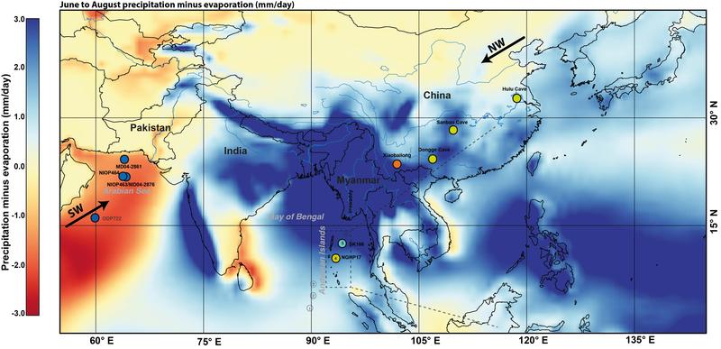 Die Grafik zeigt Niederschlagsmengen (abzüglich Verdunstung)  über dem Indischen Ozean in den Monaten Juni bis August mit den Herkunftsorten der neuen Klimaarchive in der Andamanensee.