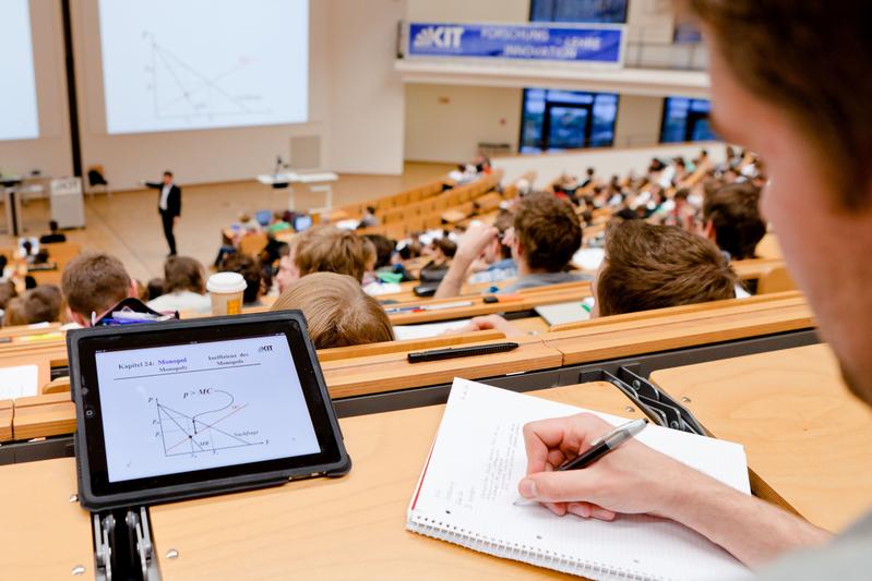 Beim „Uni-für-Einsteiger“-Tag am 21. November 2018 können Schülerinnen und Schüler auch in Probevorlesungen Uni-Luft schnuppern (Foto: Harry Marx, KIT)