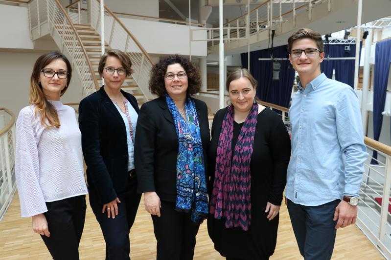 Projektteam (von links): Kateryna Bidenko, Christin Tewes, Prof. Dr. Sabine Bohnet-Joschko (Projektleiterin), Dr. Tanja Segmüller (Kooperationspartnerin von der Hochschule für Gesundheit), Jan Haase