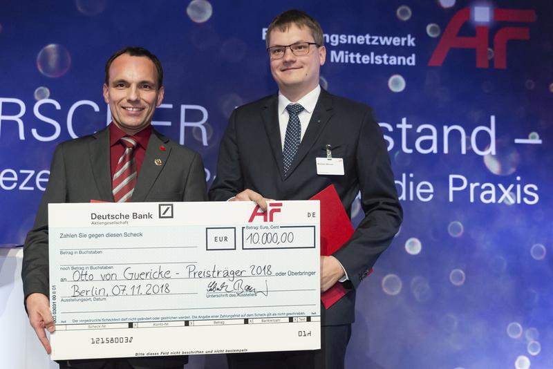 Otto von Guericke-Preisträger der AiF 2018: Dr.-Ing. Grzegorz Śliwiński (lks) und Dipl.-Ing. (FH) Michael Werner (re)